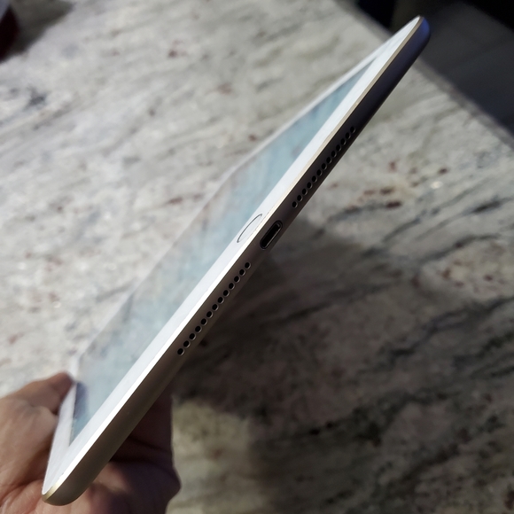 Apple iPad 5th Generation 32GB WiFi - Picture 7 of 8